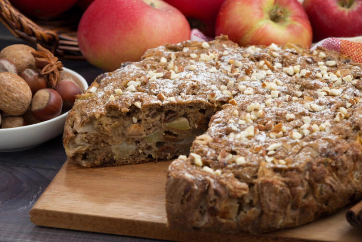 Chargeck na Rúise: Conas Pie Apple Delicious a bhácáil? 10002_2
