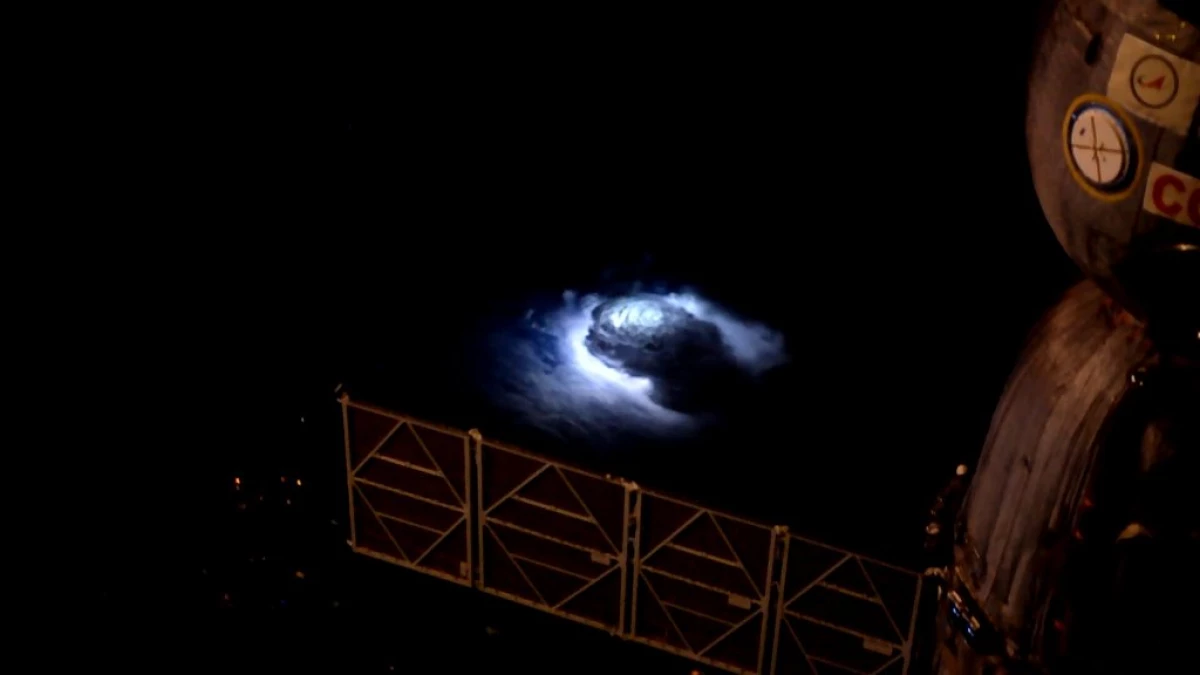 Fra ISS klarte å fikse fødselen til de sjeldneste blåstrålene og 