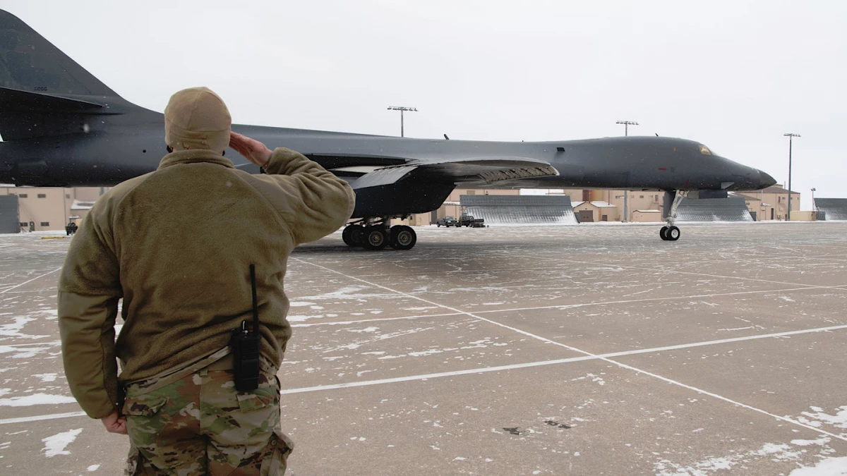 ایالات متحده شروع به نوشتن بمب افکن های استراتژیک B-1B کرد 11109_1
