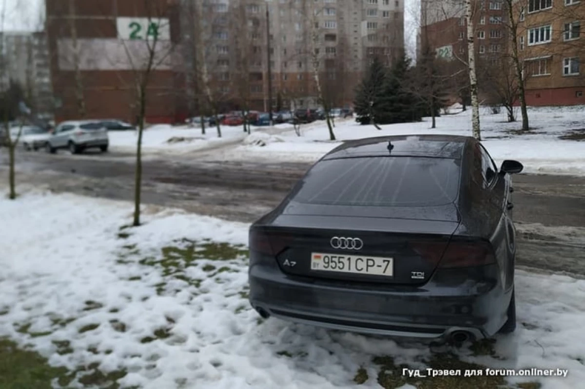 Cât durează șoferul Audi A7 a căutat un astfel de loc de parcare? 112_4