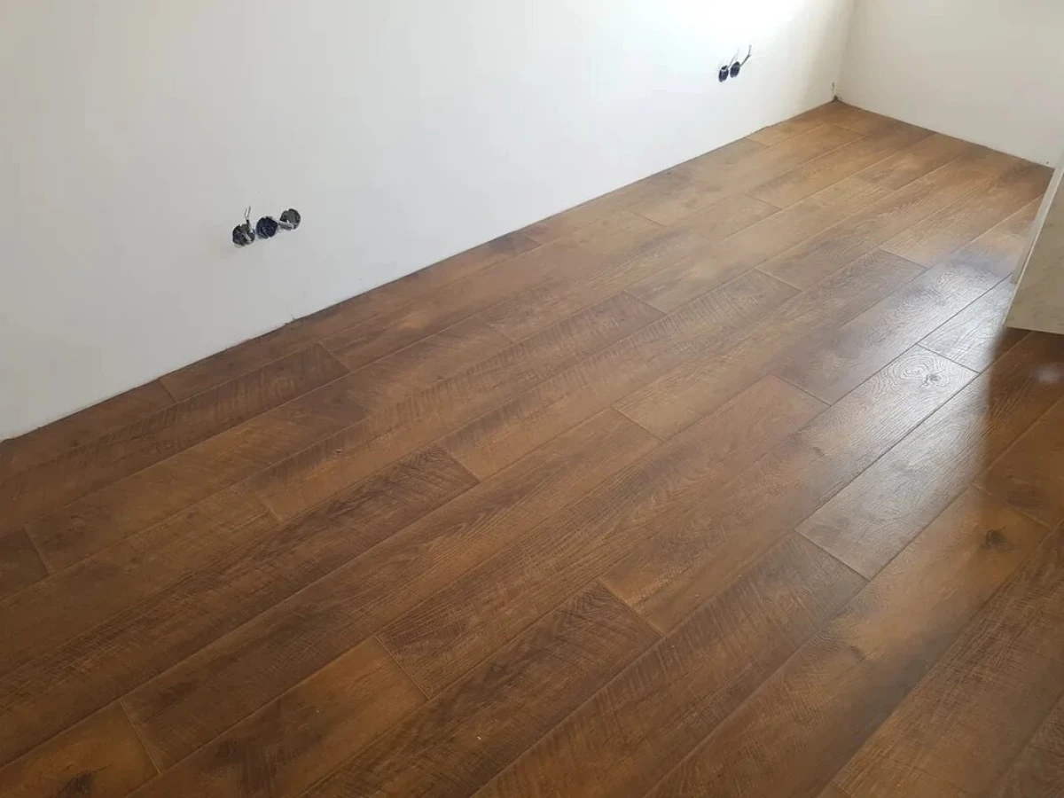 Laying the laminate in a two-room apartment with a single contour, showing the example 11688_7