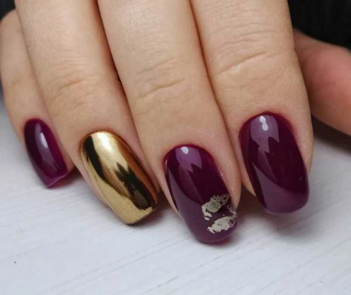 Дизайн ногтей сливовый с золотом