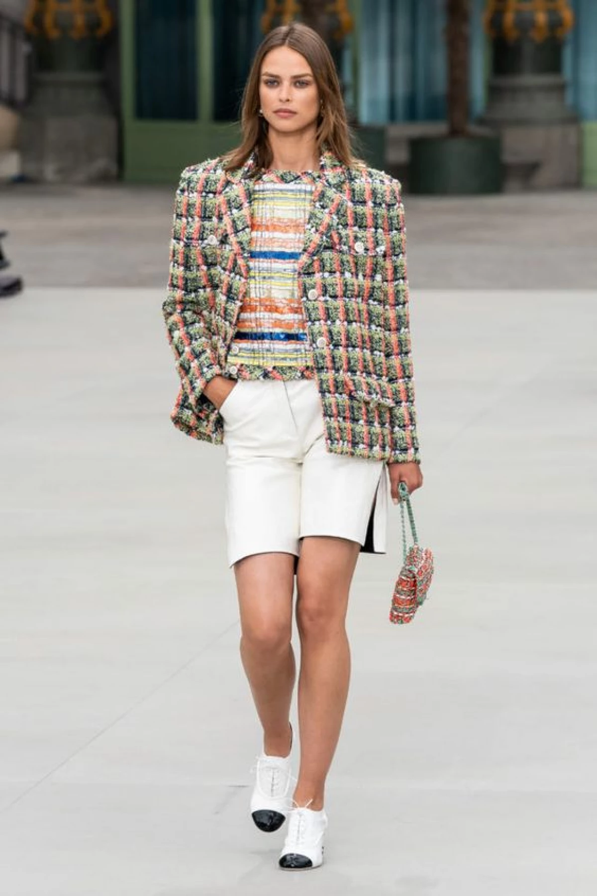 Toujours des vestes topiques dans le style de Chanel, avec quoi les porter 11881_11