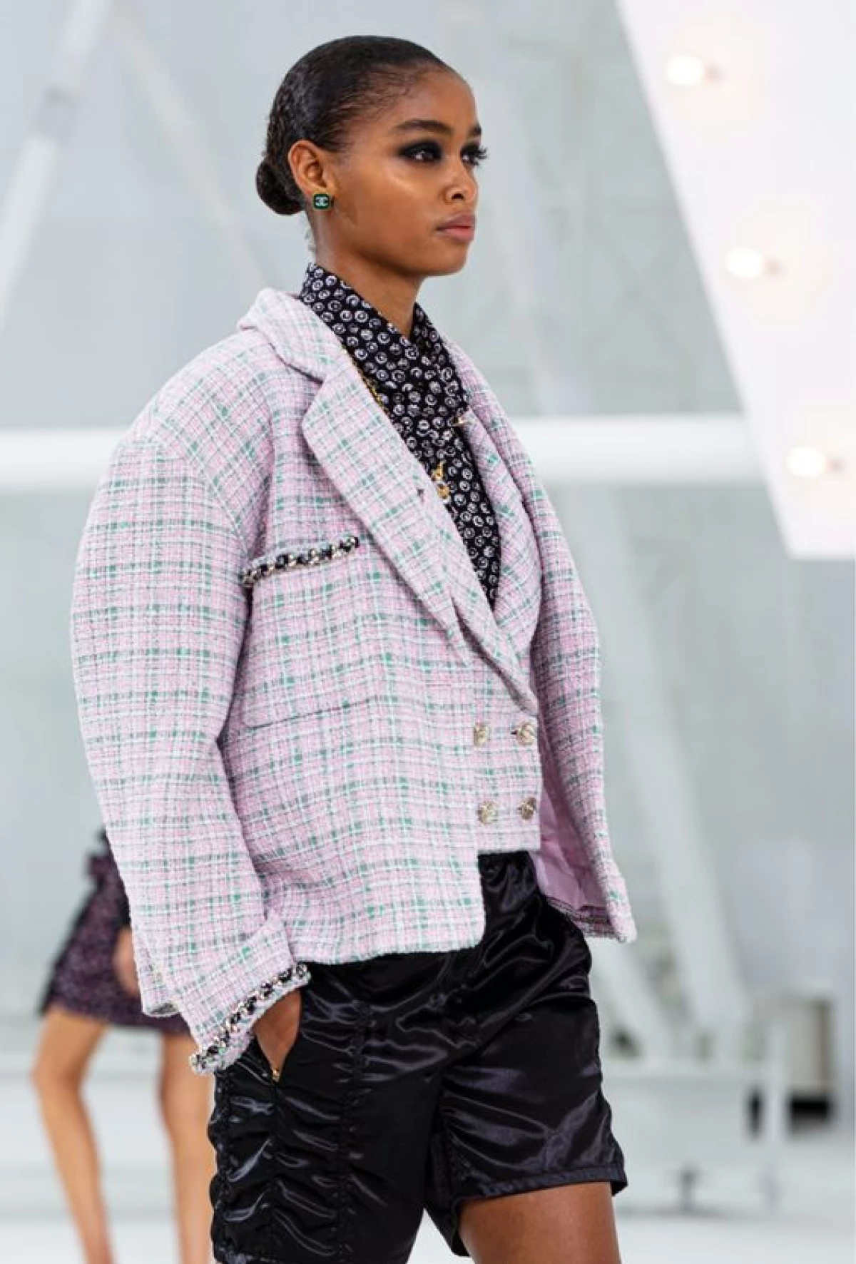 Toujours des vestes topiques dans le style de Chanel, avec quoi les porter 11881_12