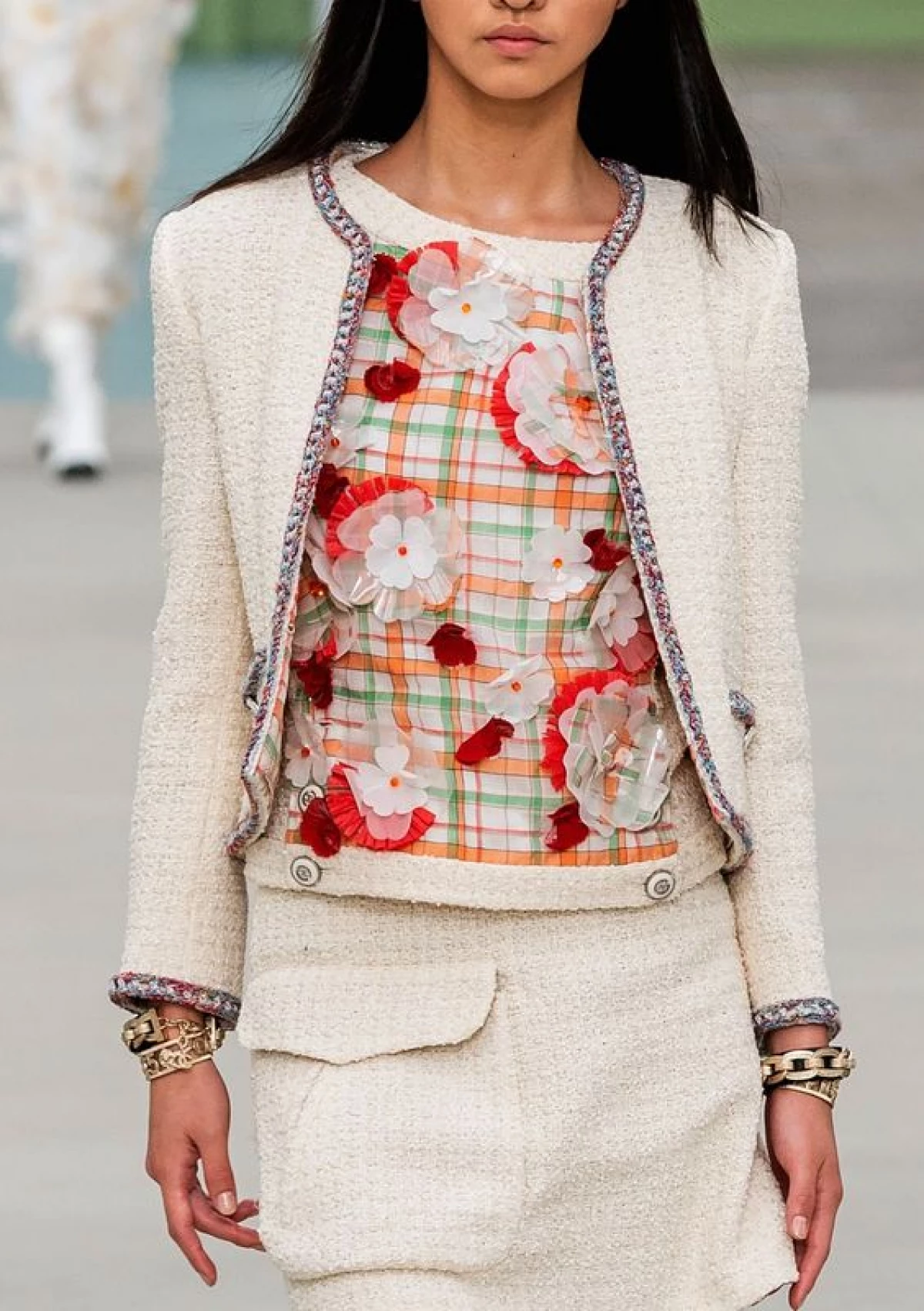 Toujours des vestes topiques dans le style de Chanel, avec quoi les porter 11881_18