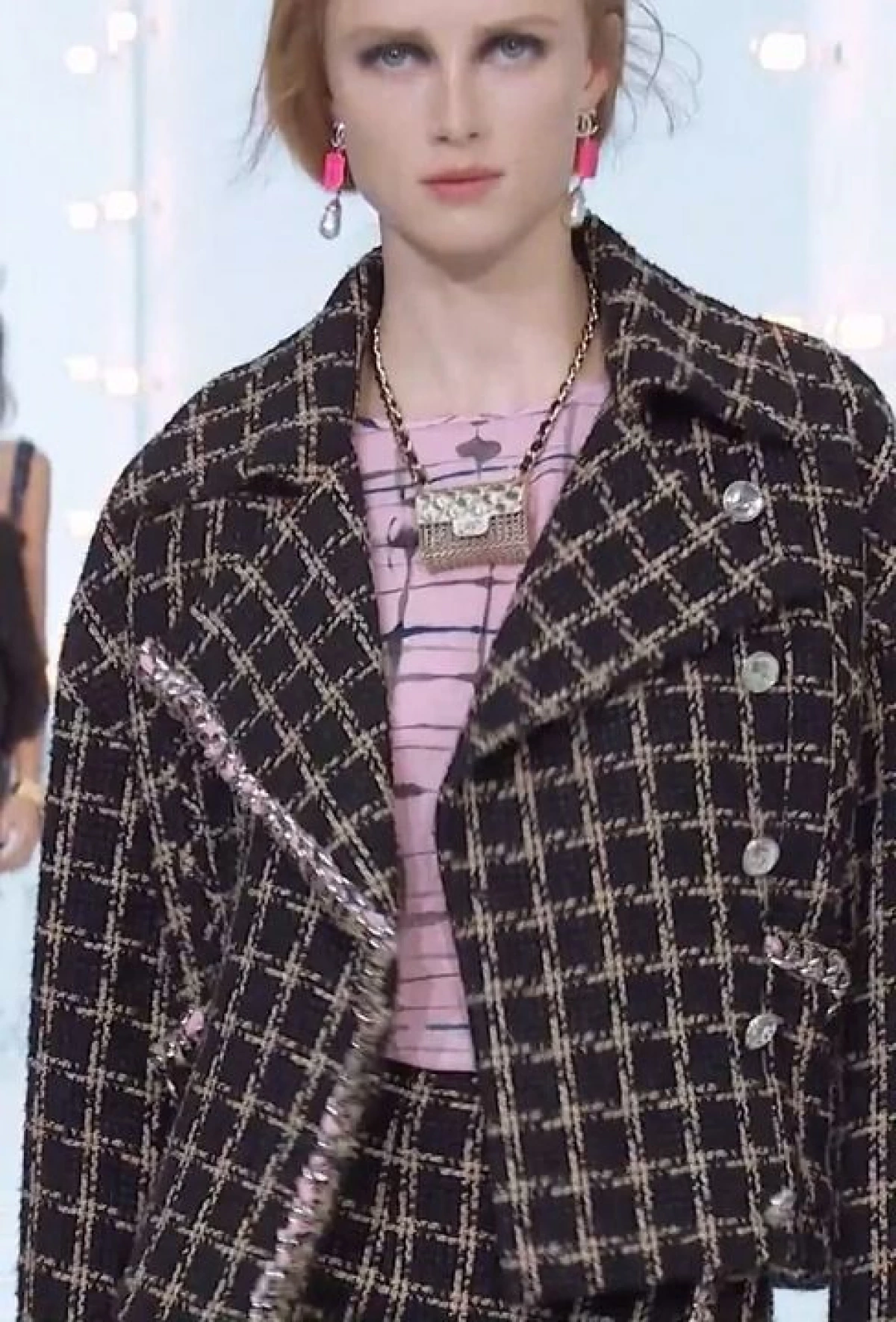 Alltid topiska jackor i stil med Chanel, med vad du ska bära dem 11881_4