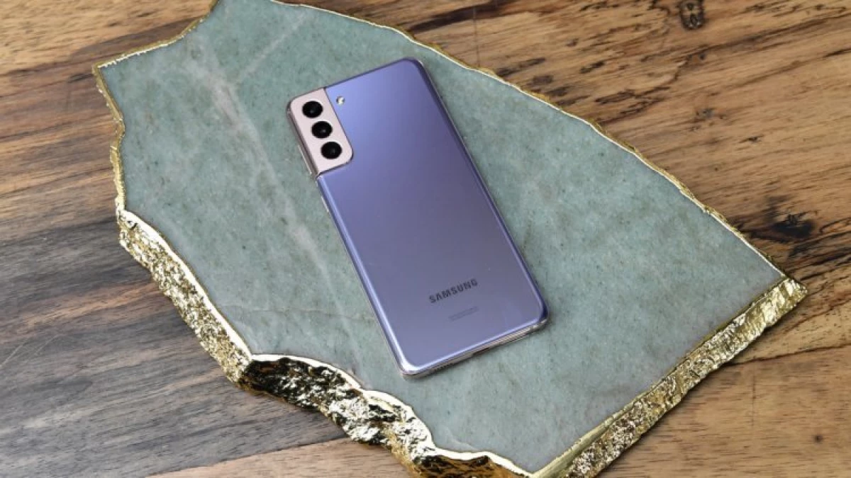 Samsung đã đưa ra cách giảm giá của Galaxy S21. Chúng tôi đang đợi ở Nga 12116_1