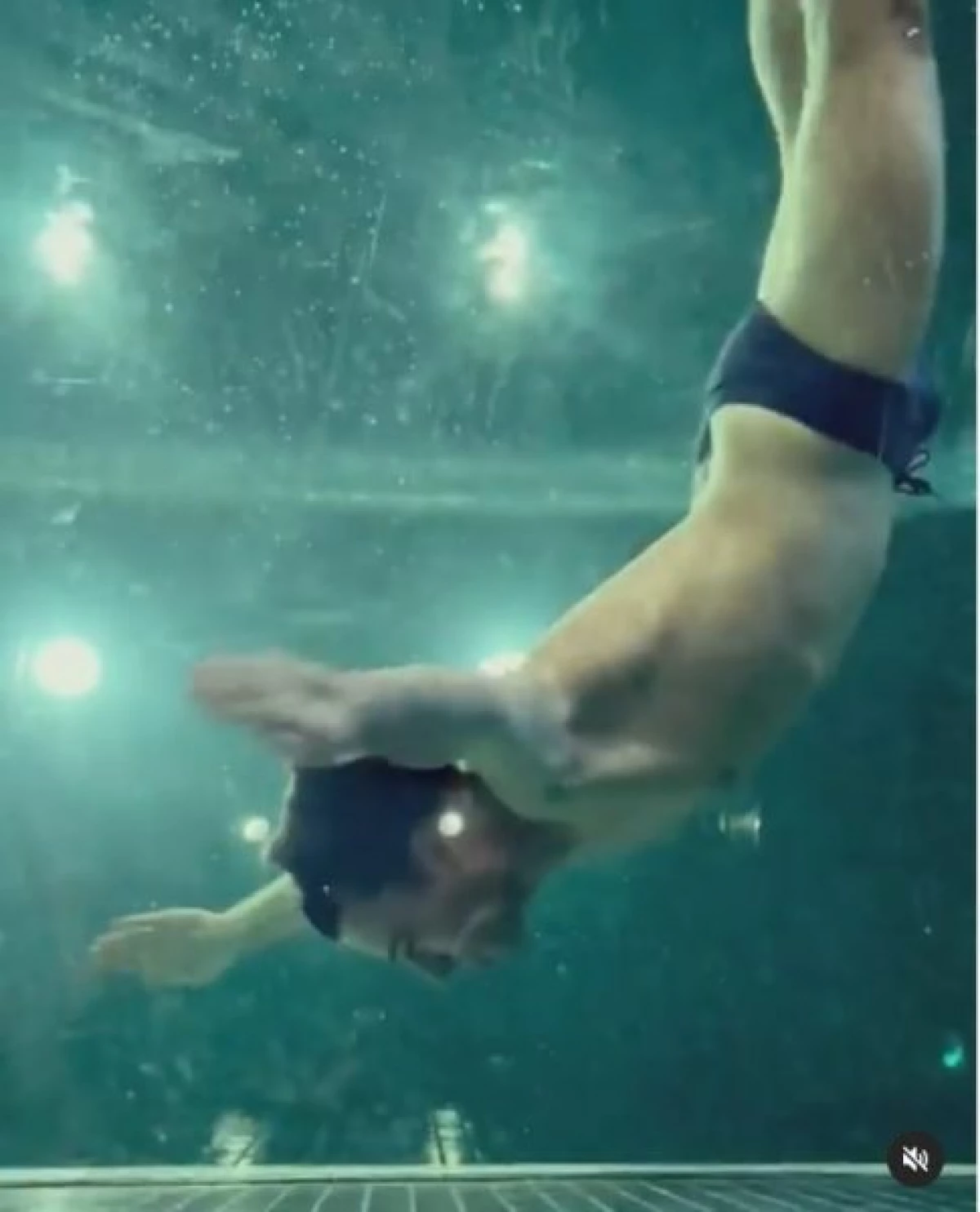 व्हिडिओ जेथे मॅक्सिम गॅरकिन एक ग्लास पूल मध्ये bathes, त्याच्या चाहत्यांना आनंदित होते