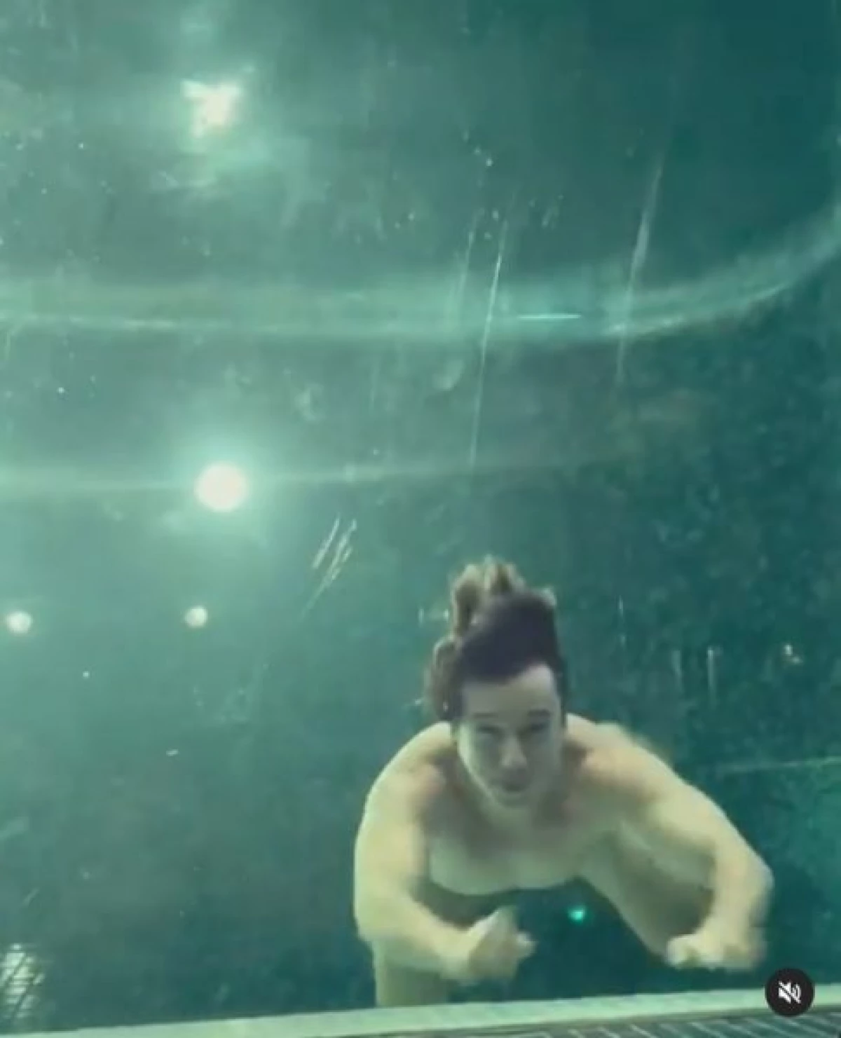 Wideo, gdzie Maksymalna Galkin kąpie się w szklanym basenie, zachwycił swoich fanów 12264_2