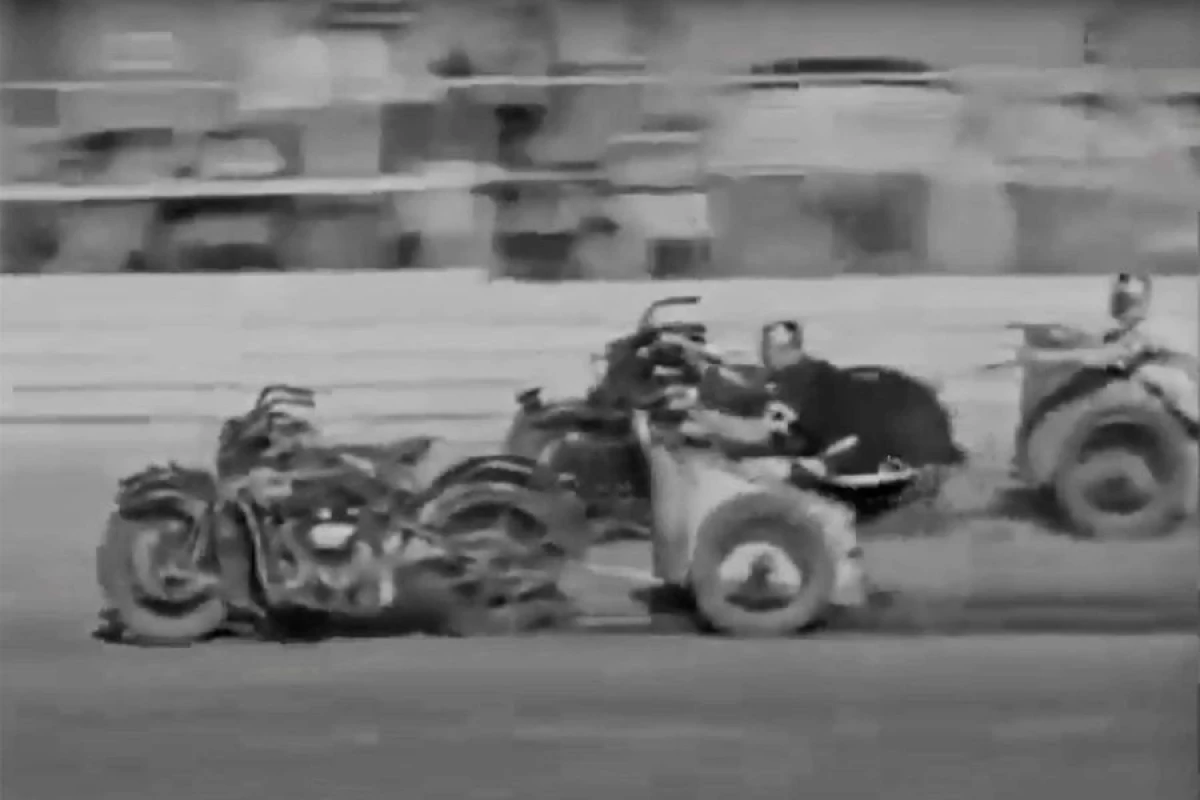 Motorcycle chariot races were real sports at the beginning of the last century. 12438_2