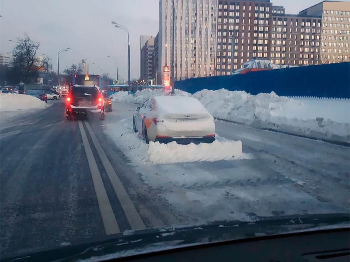 Giunsa ang pag-crash sa mga operator sa Moscow nakalahutay sa snowfalls: gibiyaan ang awto ug pag-agay sa track (video) 13945_1