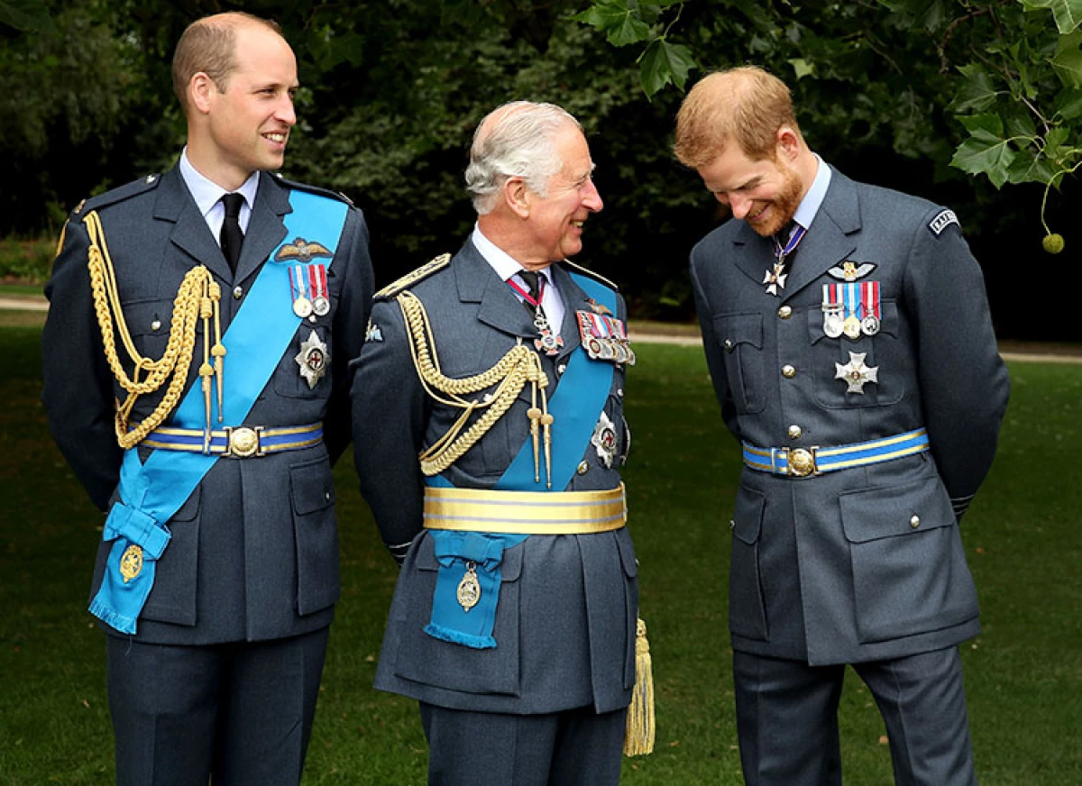 El príncipe Harry finalmente habló con su padre y su hermano mayor. 14461_1