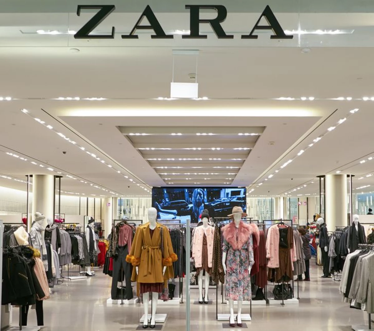Hvor dårlig spansk gutt grunnla Zara-merkevaren, hvis klær er slitt bortsett fra ham 1454_2