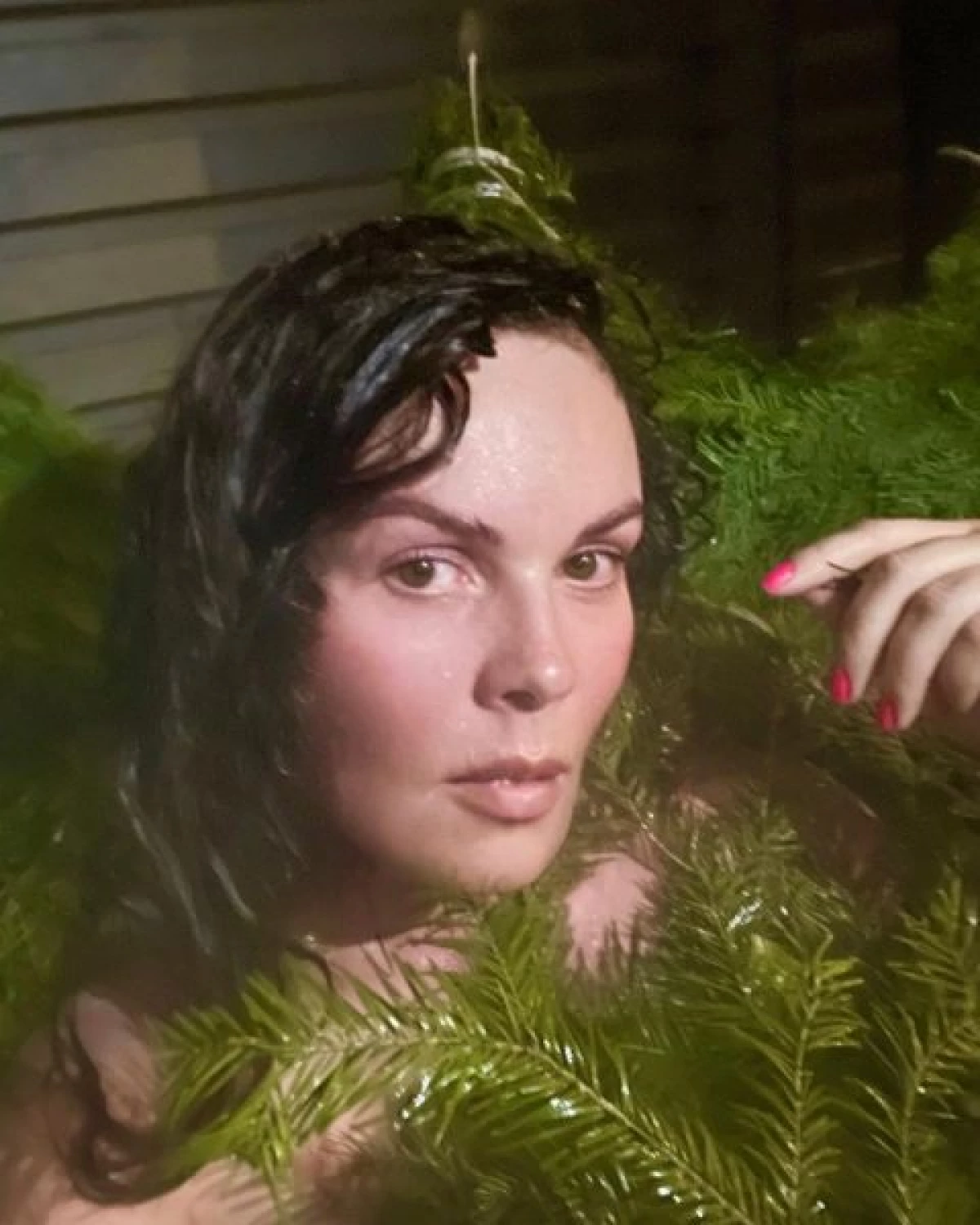 Foto Naked Catherine Andreva di cabang-cabang konifer adalah periklanan nyata dari Bath Rusia 14696_3