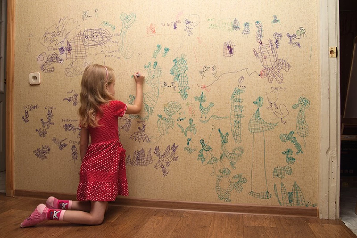 Разрисованная мама. Ребенок разрисовал стены. Рисование на обоях с детьми. Изрисованные детьми стены в квартире. Рисуем на стене.
