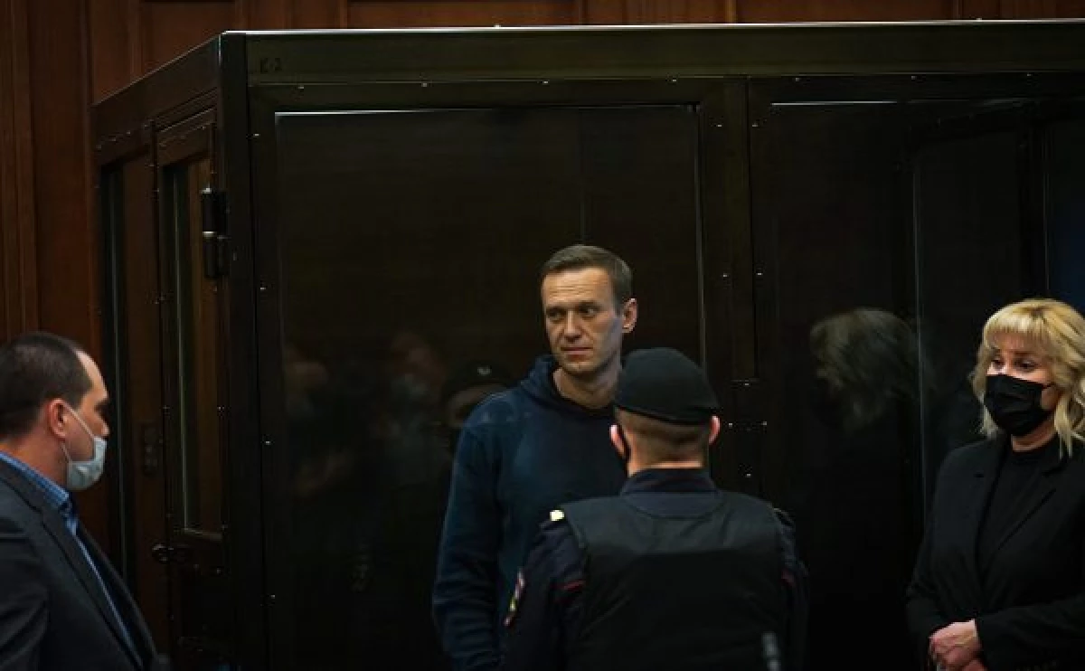 Onye ikpe mara: Courtlọ ikpe ahụ nyere Alexey Navalny dị mma na 850 rubles maka nkwutọ na Veteran 16066_1