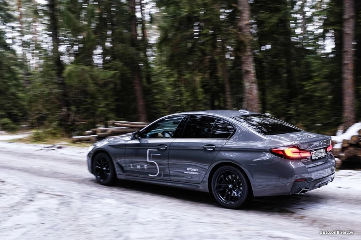 Test Drive BMW G30 nûve kir: SEDAN karsaziyê, ku hîn jî ji bo birêvebirinê kêfxweş e 16776_10