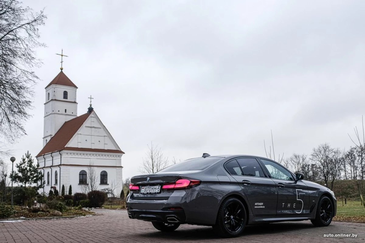 Test Drive BMW G30 nûve kir: SEDAN karsaziyê, ku hîn jî ji bo birêvebirinê kêfxweş e 16776_12