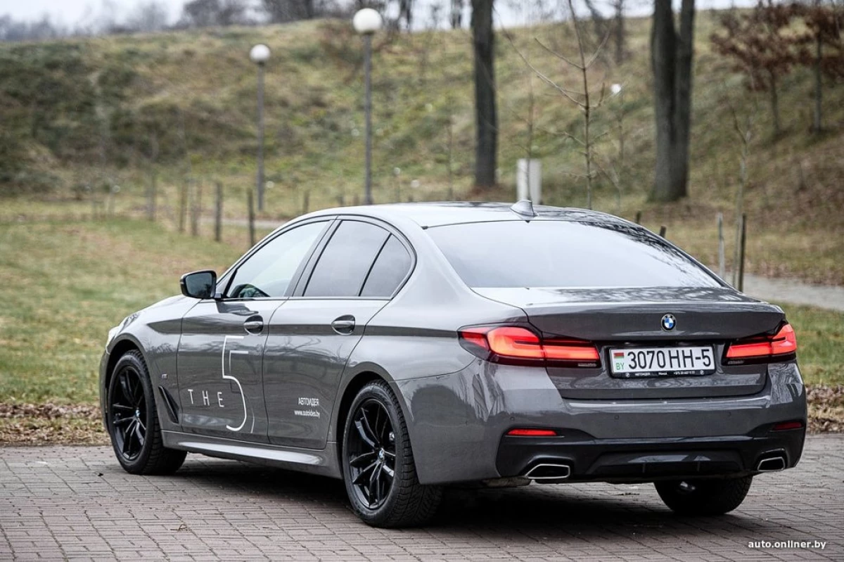 Test Drive BMW G30 nûve kir: SEDAN karsaziyê, ku hîn jî ji bo birêvebirinê kêfxweş e 16776_4