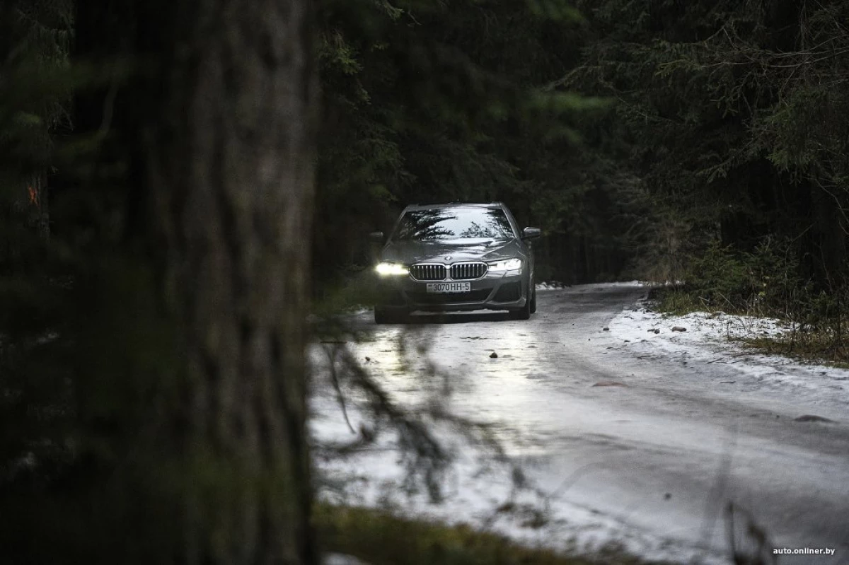 Test Drive BMW G30 nûve kir: SEDAN karsaziyê, ku hîn jî ji bo birêvebirinê kêfxweş e 16776_5