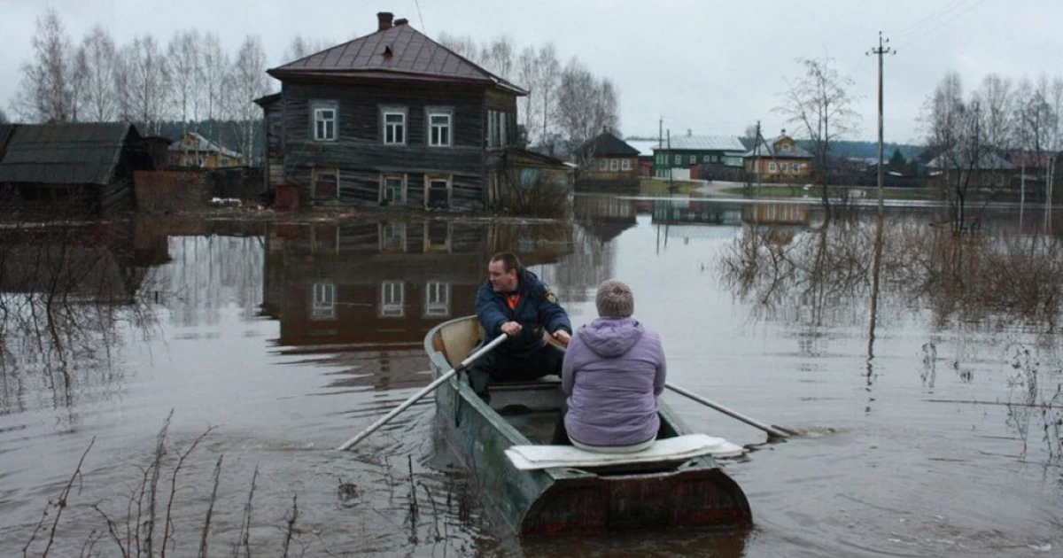 In de wijk Slyudyansky wordt het rivierbedding gewist vóór het begin van de overstromingsperiode