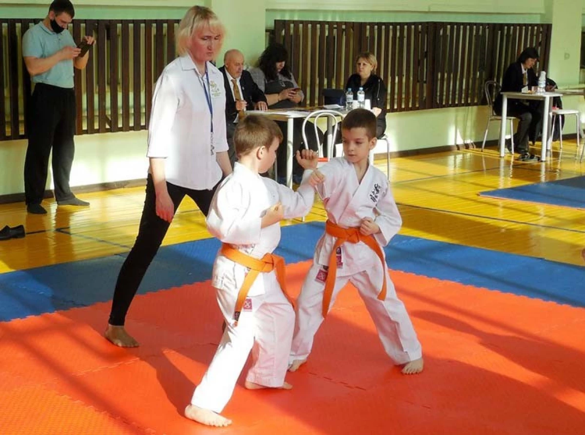 Karateta הצעיר הראה בכיתה ביום של Defender של יום המולדת בנובוסיבירסק