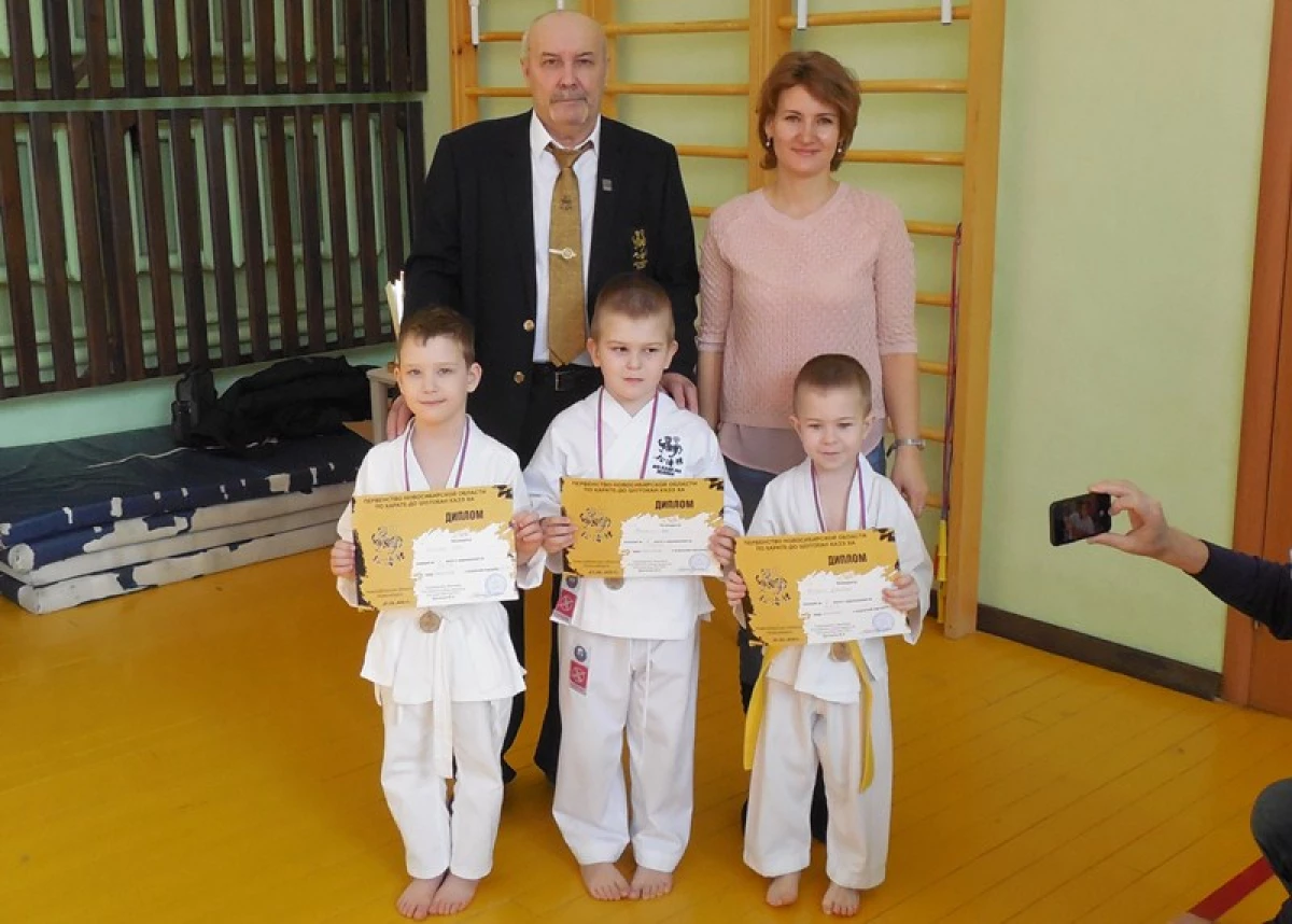 El jove karateta va mostrar una classe al Dia del Defensor del Dia de la Pàtria a Novosibirsk 1797_15