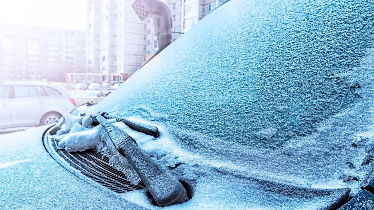 Experts vertelden hoe bij het besturen van een auto om van de sneeuw af te komen die aan de conciërgers steekt 18184_1