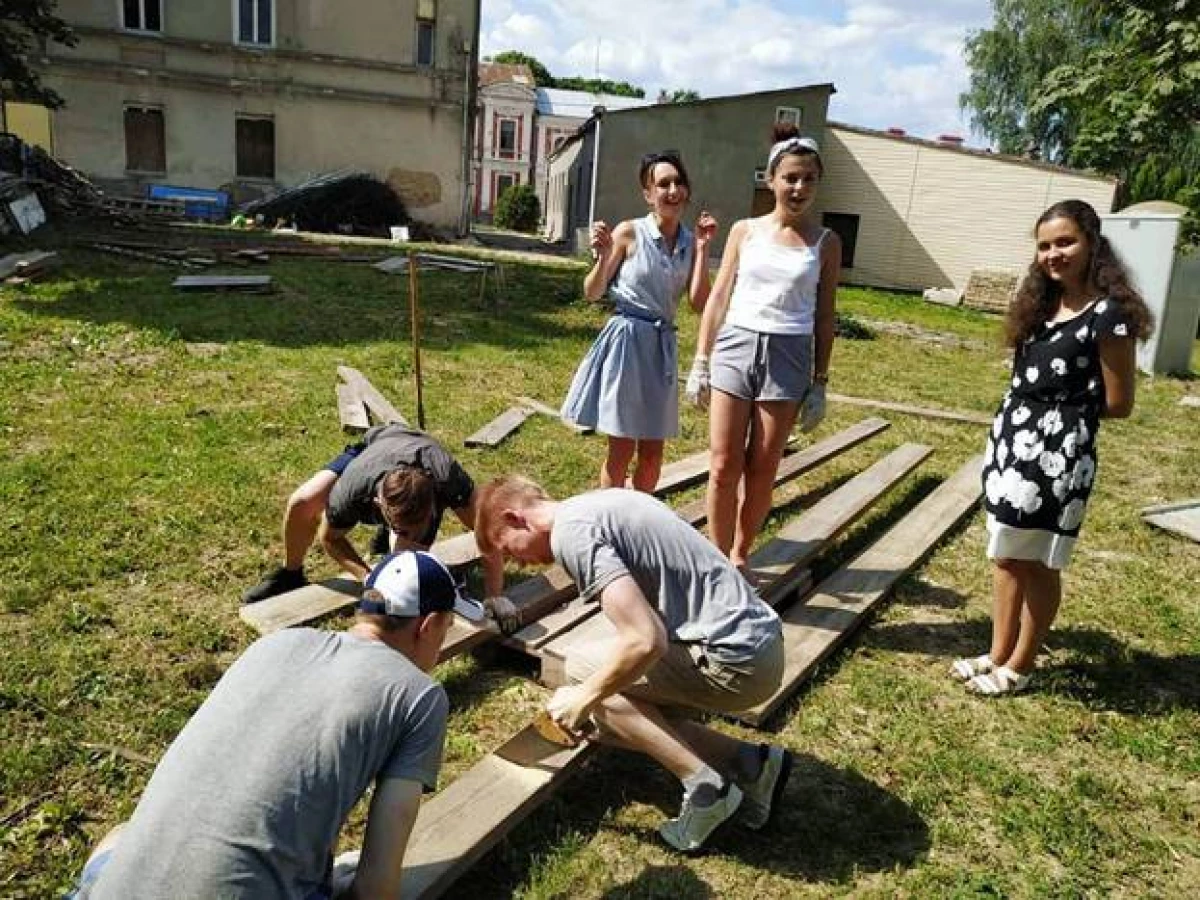 Vid templet i Grodno är en aktiv ungdomsrörelse utfälld - 