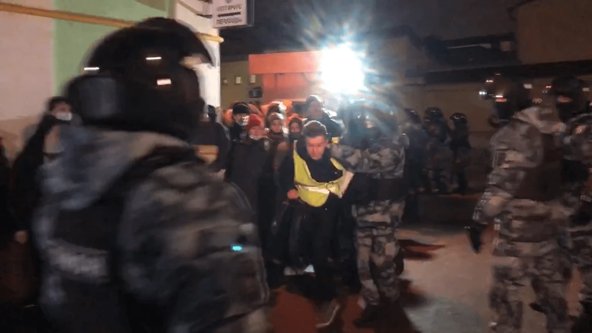 Речиси 1,4 илјади луѓе уапсени во средата вечерта во Руската Федерација по казната во најголемиот дел