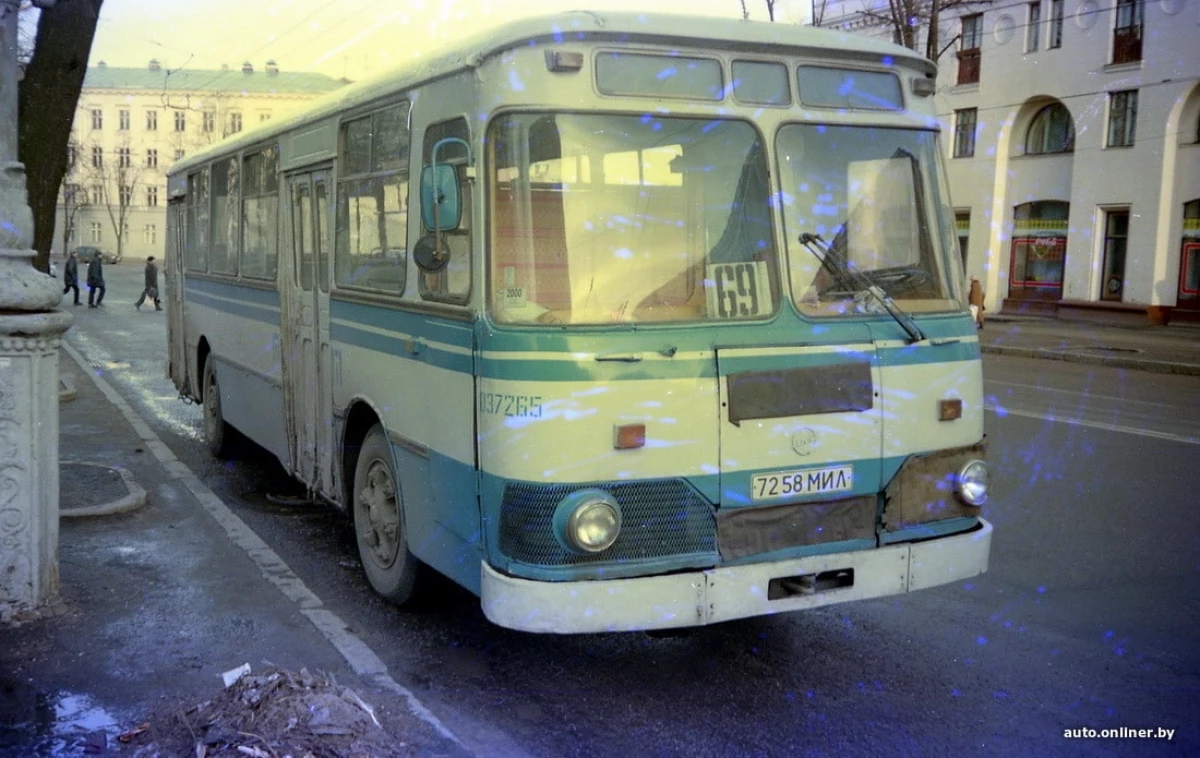 Mereka meninggalkan jalan-jalan Minsk. Ingat bus kota Laz, Liaz dan 