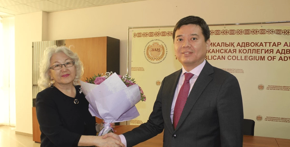 Kazakistan Cumhuriyeti Avukatları Koleji Başkanlığı'nın toplantısı, sandalyenin görünmemesi nedeniyle tekrar iptal edildi.