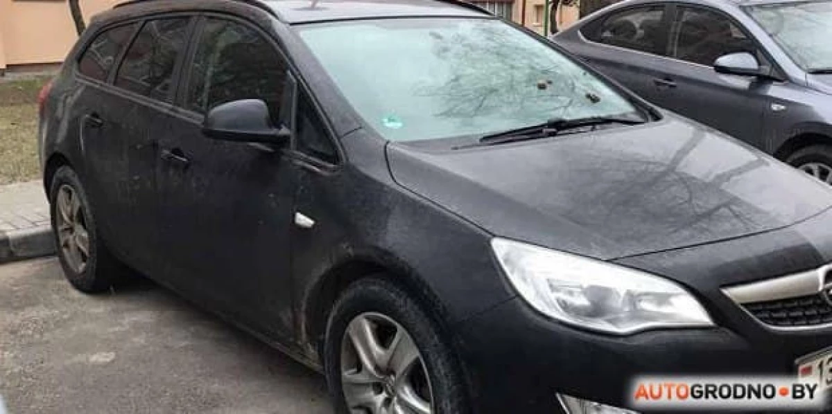 Grodnoでは、駐車場の1つで、レスリングレスラーは爪の車輪の下に横たわっており、メガネは糞便を汚しました 20582_1