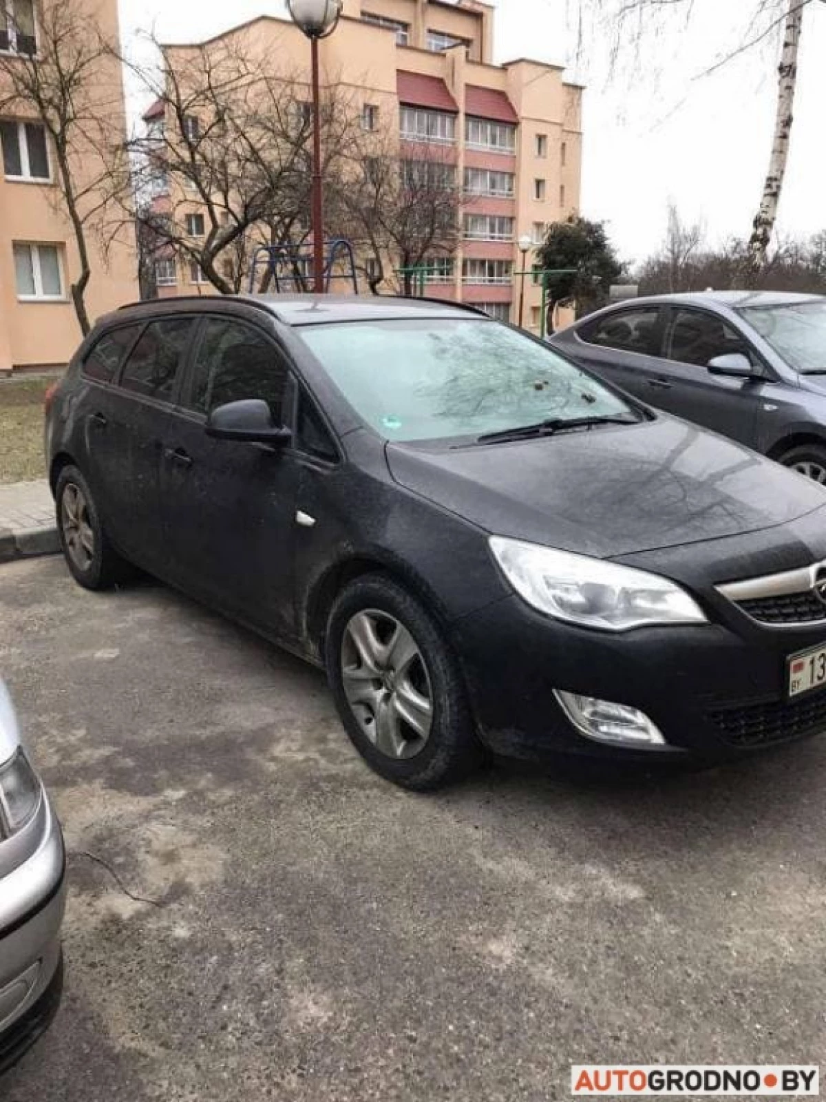 Grodnoでは、駐車場の1つで、レスリングレスラーは爪の車輪の下に横たわっており、メガネは糞便を汚しました 20582_5
