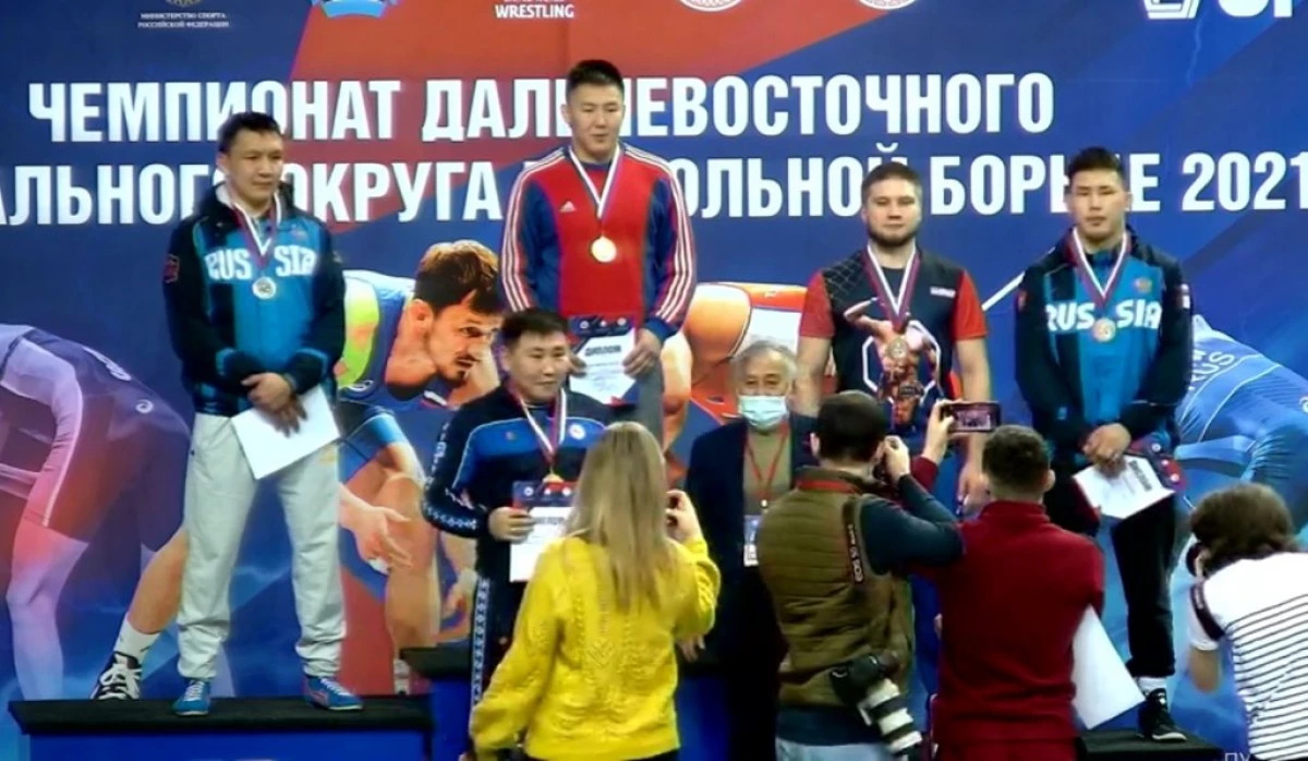 Fergees wrestling: de nije kaptein fan it Yakutia National Team waard de kampioen fan it Fiere Easten 20693_1