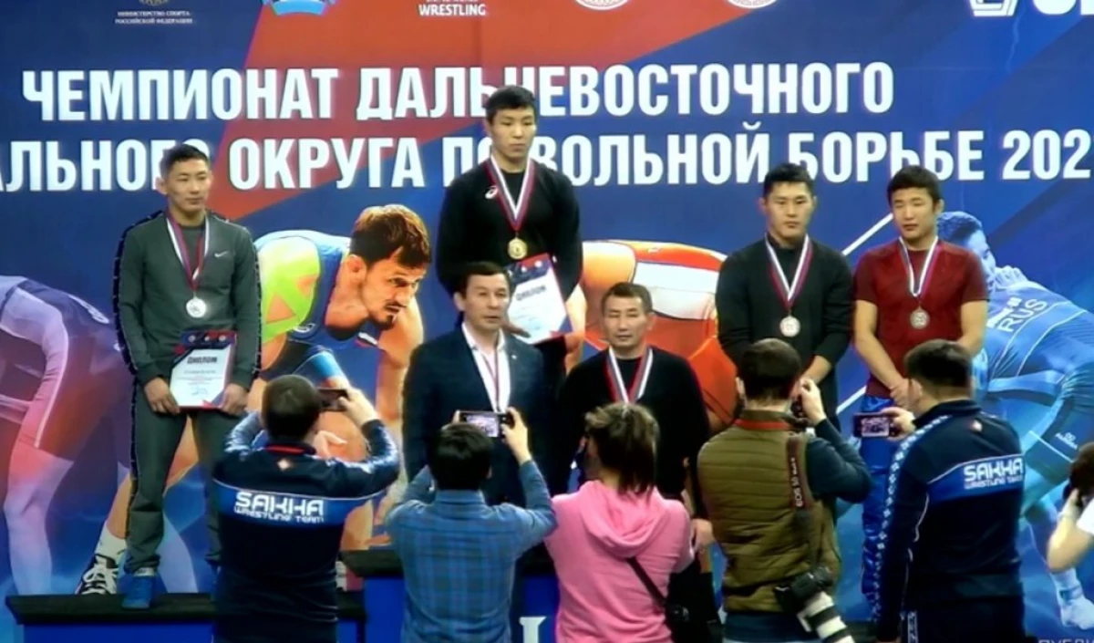Livre Wrestling: O novo capitão da equipe nacional de Yakutia tornou-se o campeão do Extremo Oriente 20693_2