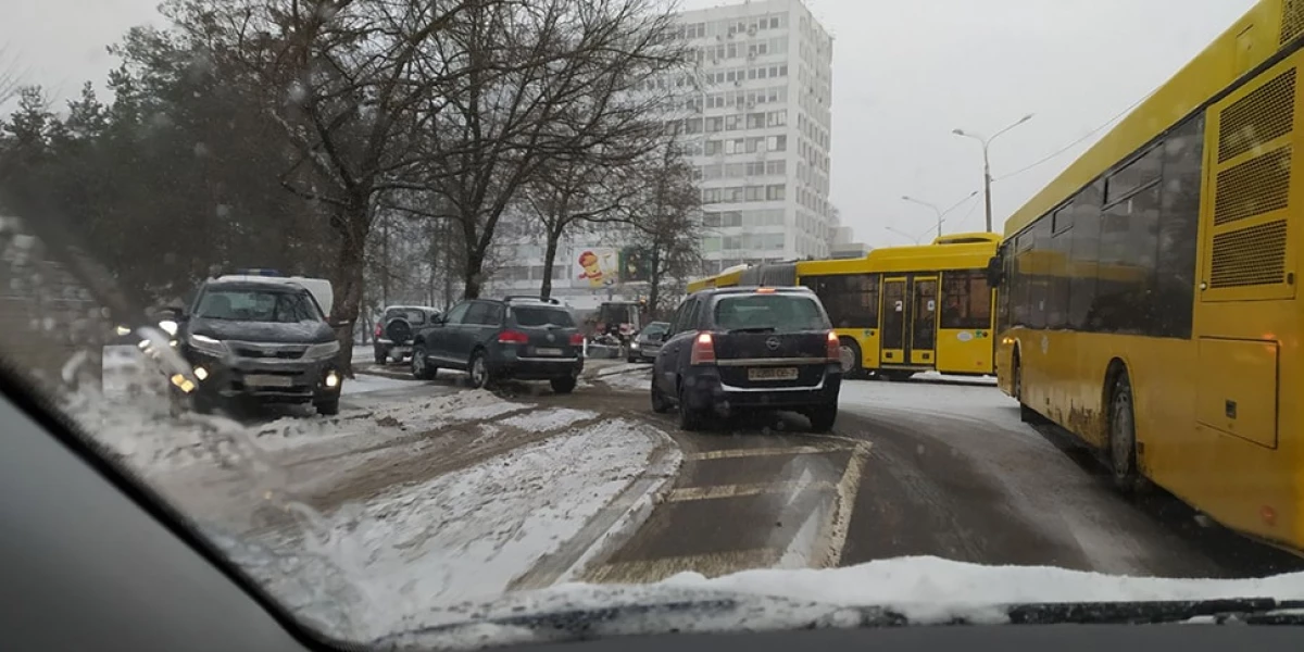 У Мінську автобус перегородив вулицю. Очевидець: водіям доводилося об'їжджати між деревами