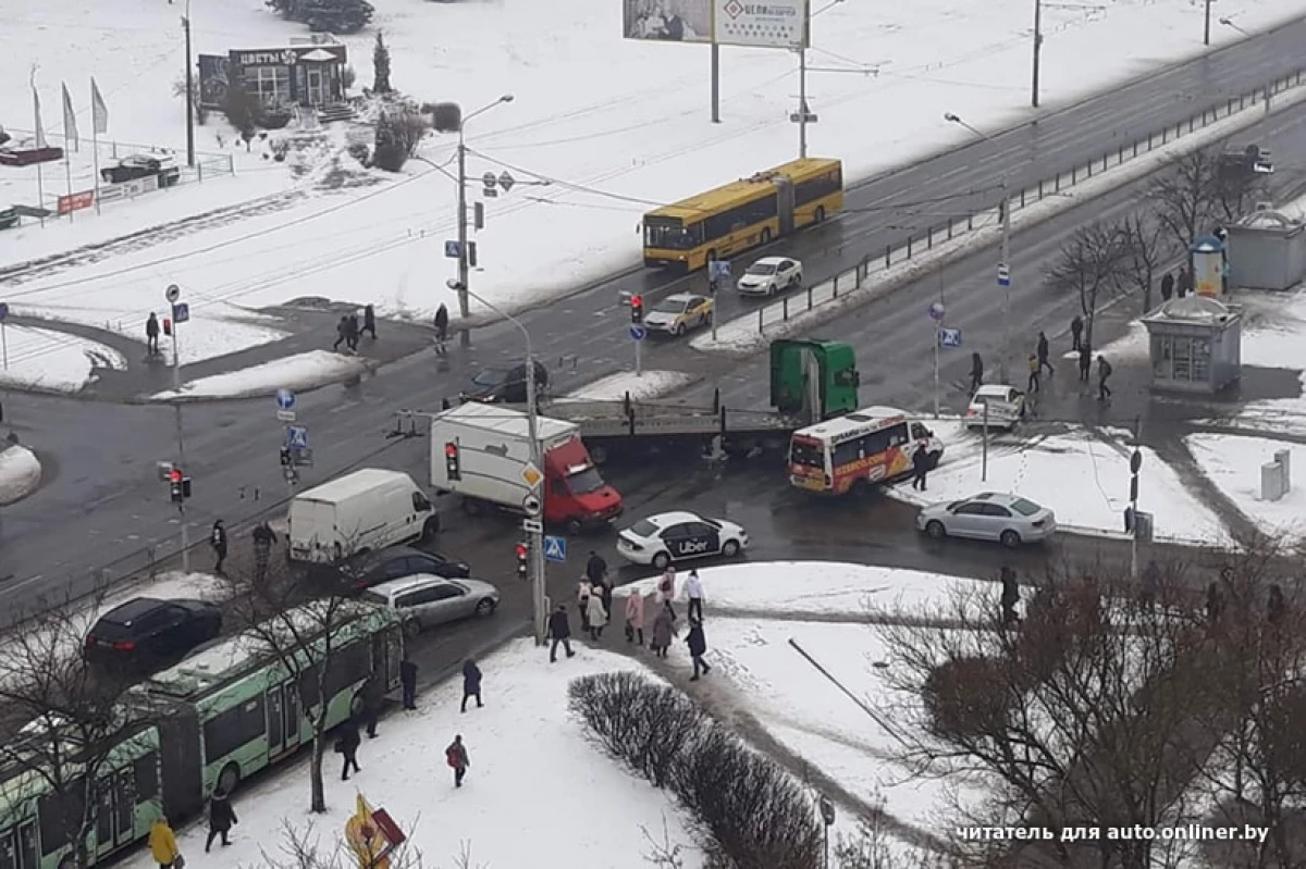 Minskde, awtobus köçesini petikledi. Subutnamalar: sürüjiler agaçlaryň arasynda syýahat etmeli boldular 2118_5
