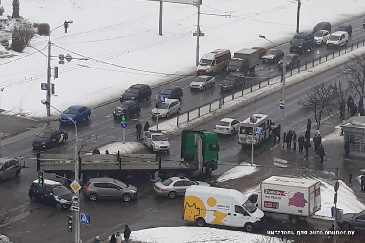 Em Minsk, o ônibus bloqueou a rua. Evidência: os motoristas tinham que viajar entre árvores 2118_6