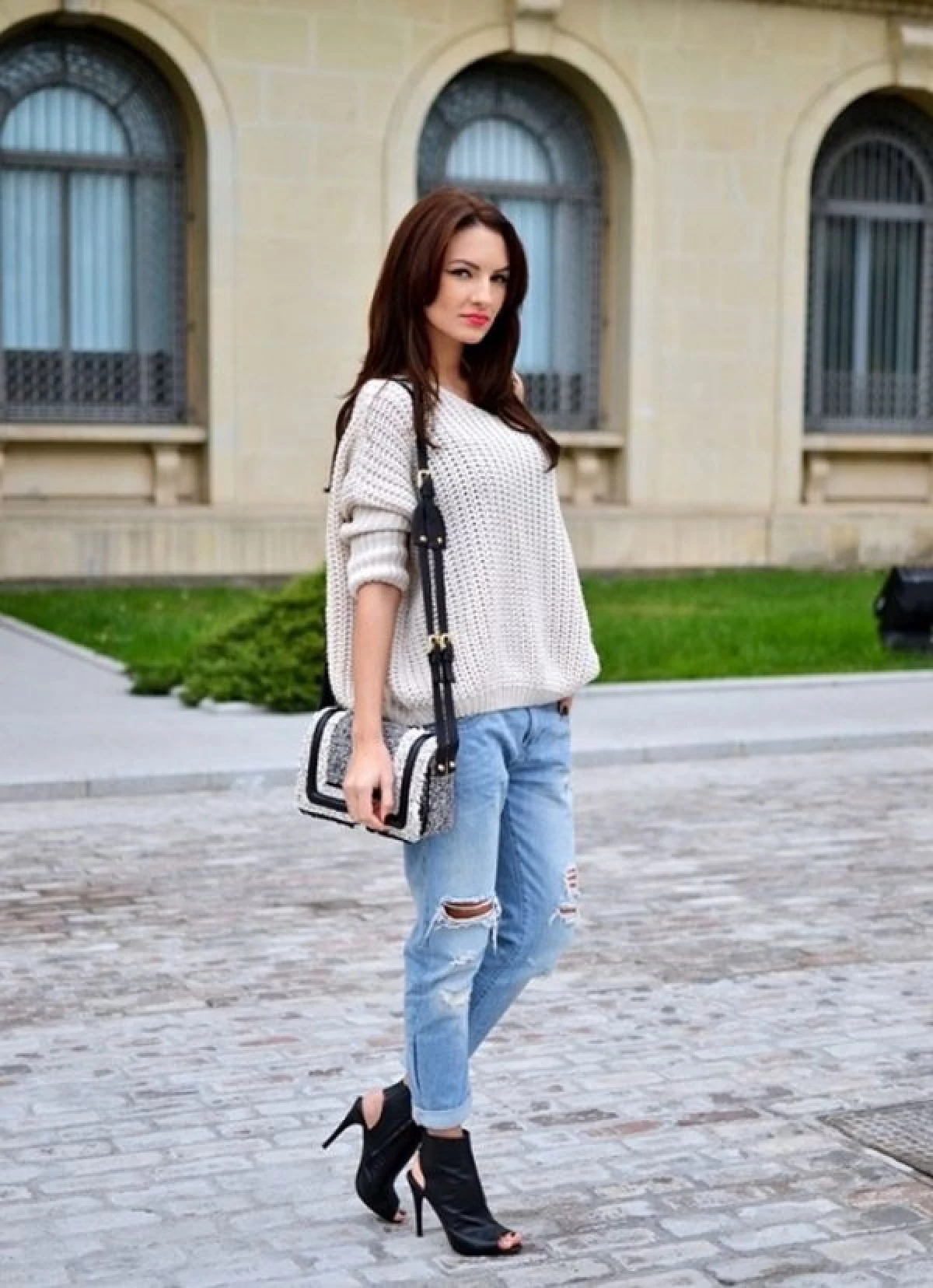 Женщина в свитере и джинсах