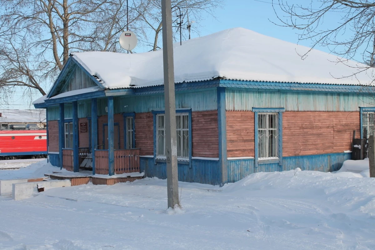 Lubang minggu ini. Bandar sedih, di mana apartmen menghadap Baikal yang anda boleh beli untuk $ 6000 23094_5