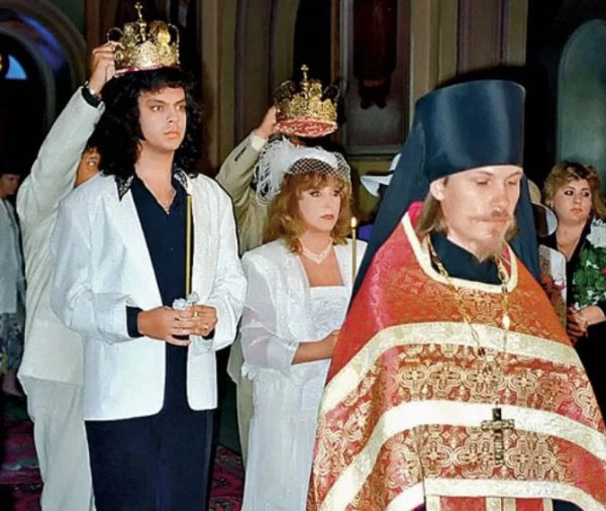 Cosa ha guardato il Legendary Singer il loro giorno del matrimonio: Pugacheva, Rotaru, Babkina - Foto di archivio 23254_5