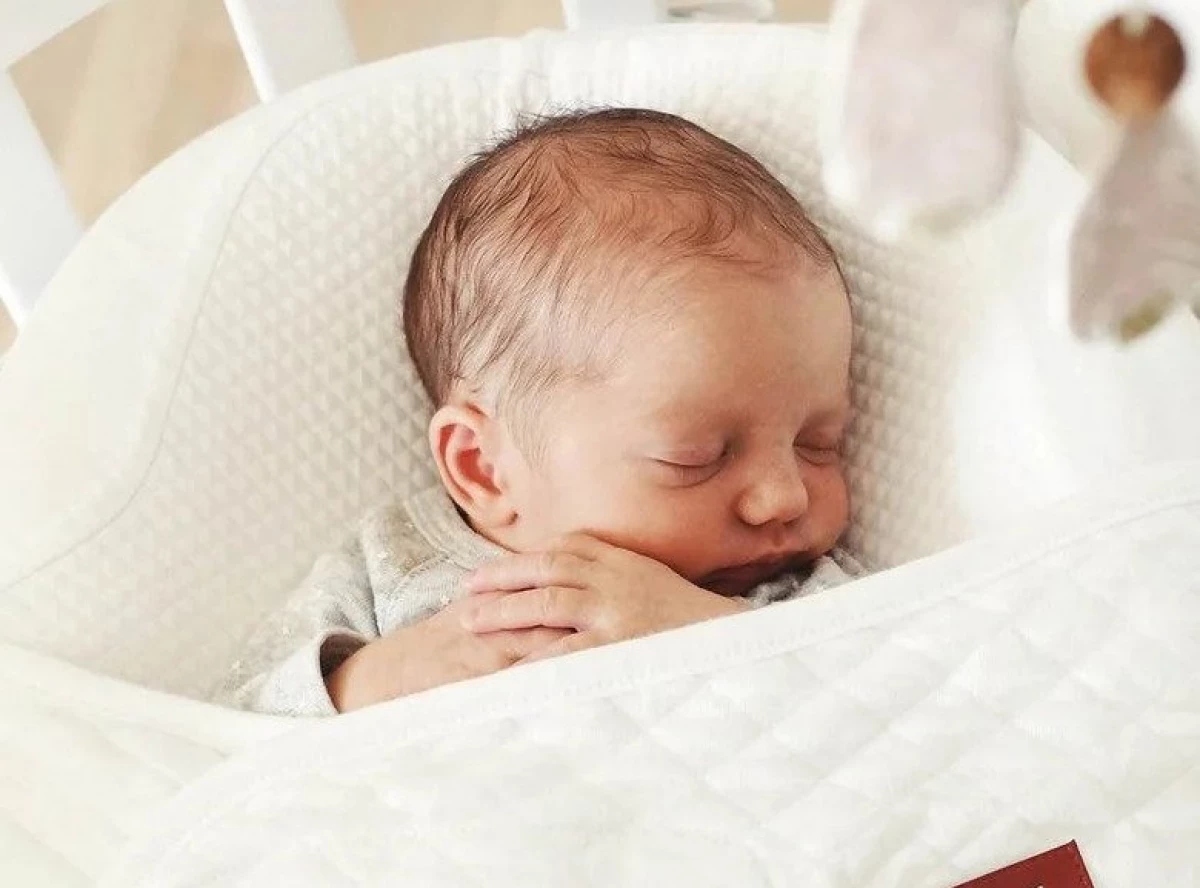 Den nyfödda sover i magen: är det möjligt