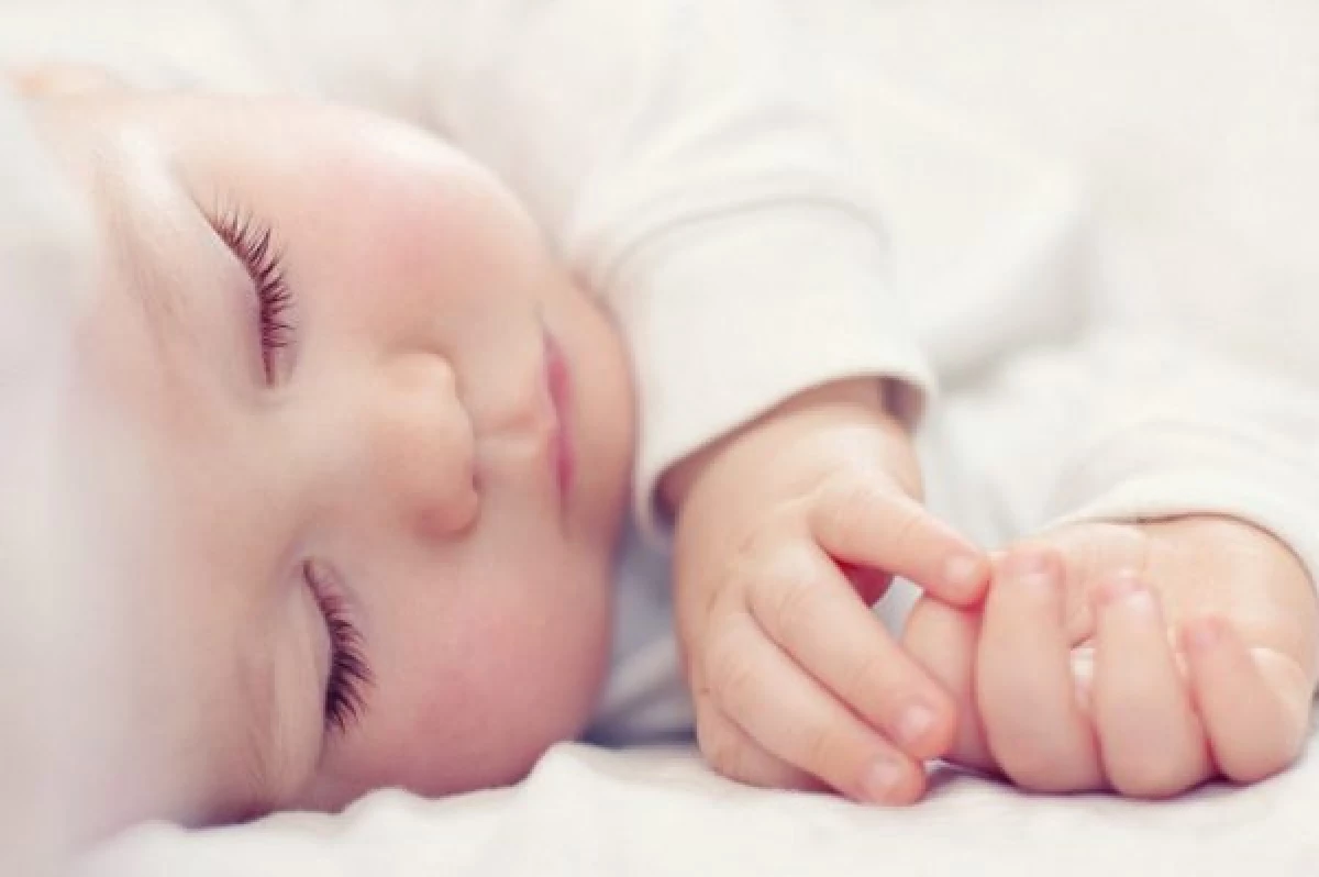 新生児は胃の上で眠る：それは可能ですか 23259_1