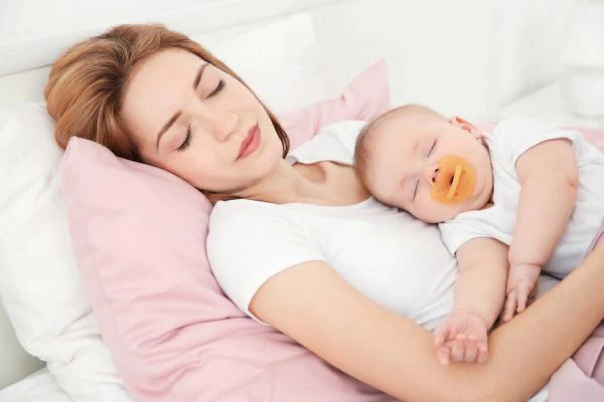 新生児は胃の上で眠る：それは可能ですか 23259_4