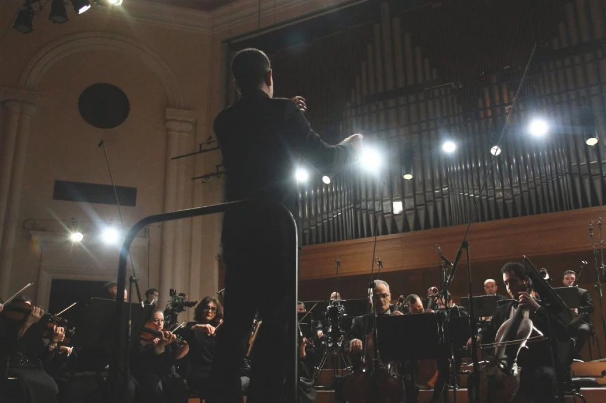 Das nationale philharmonische Orchester von Armenien verzeichnete die Sinfonie von Beethoven
