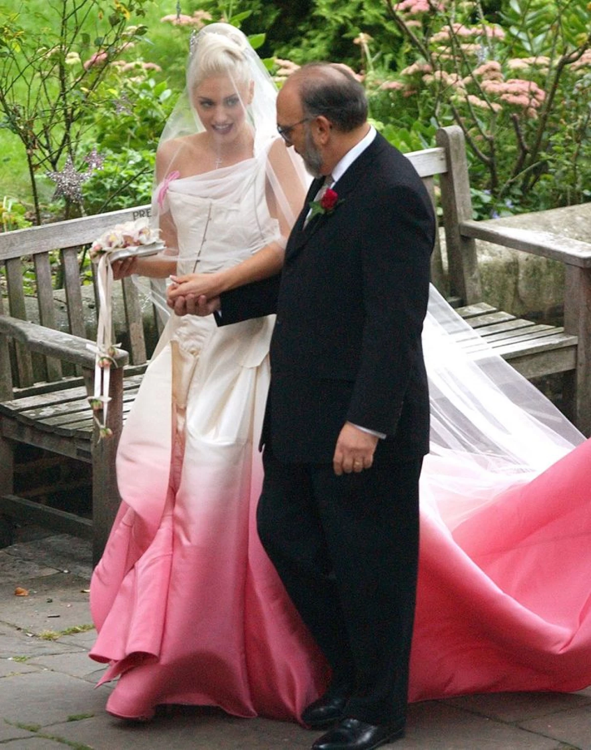 15+ noivas de estrela que cuspiu todas as regras e escolheu vestidos de casamento incomuns 23353_7