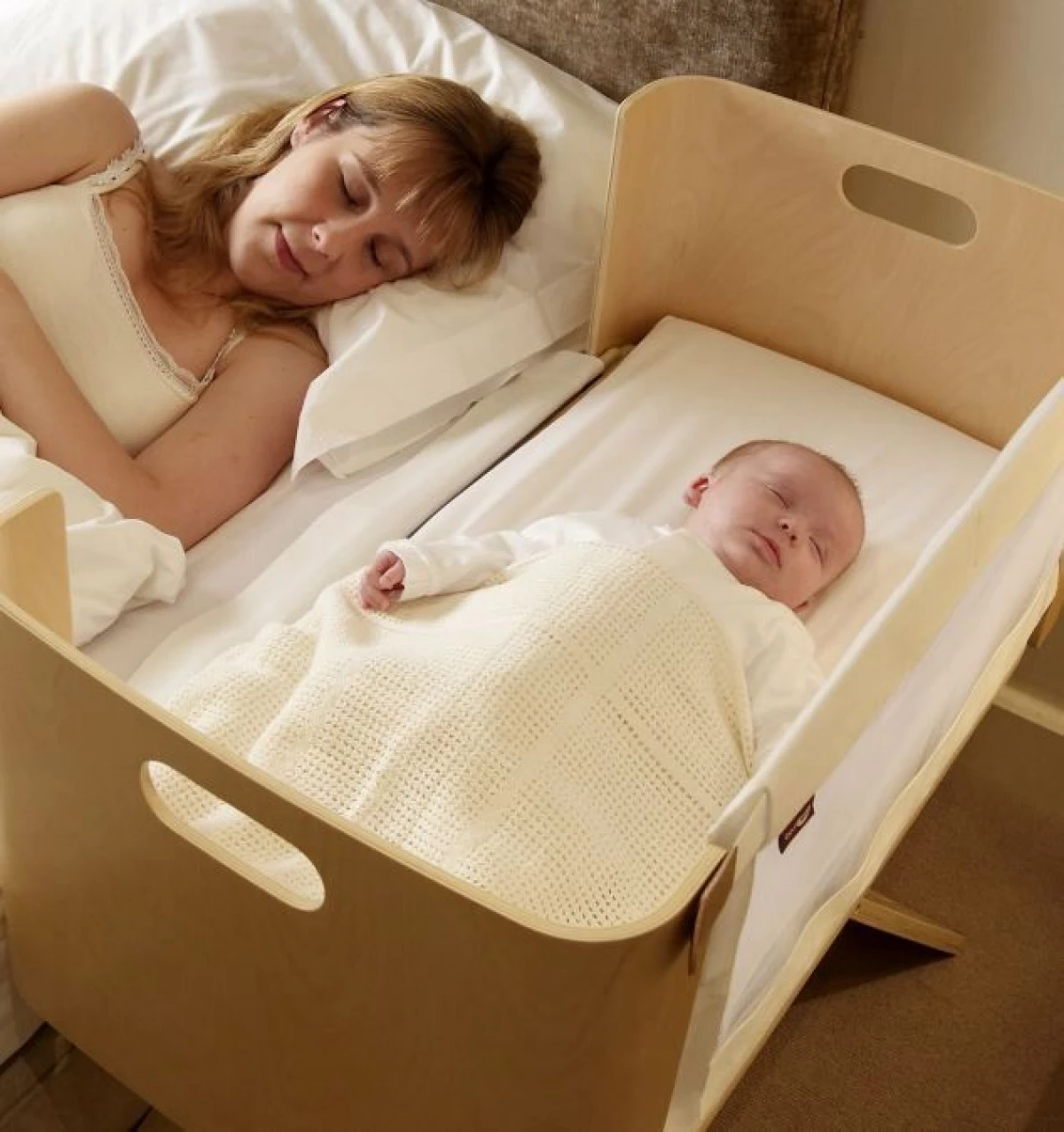 Возможно ли использование детьми личных спальных. Малыш в кроватке. Малыш кровать. Спальное место для ребенка. Кровать для младенца.