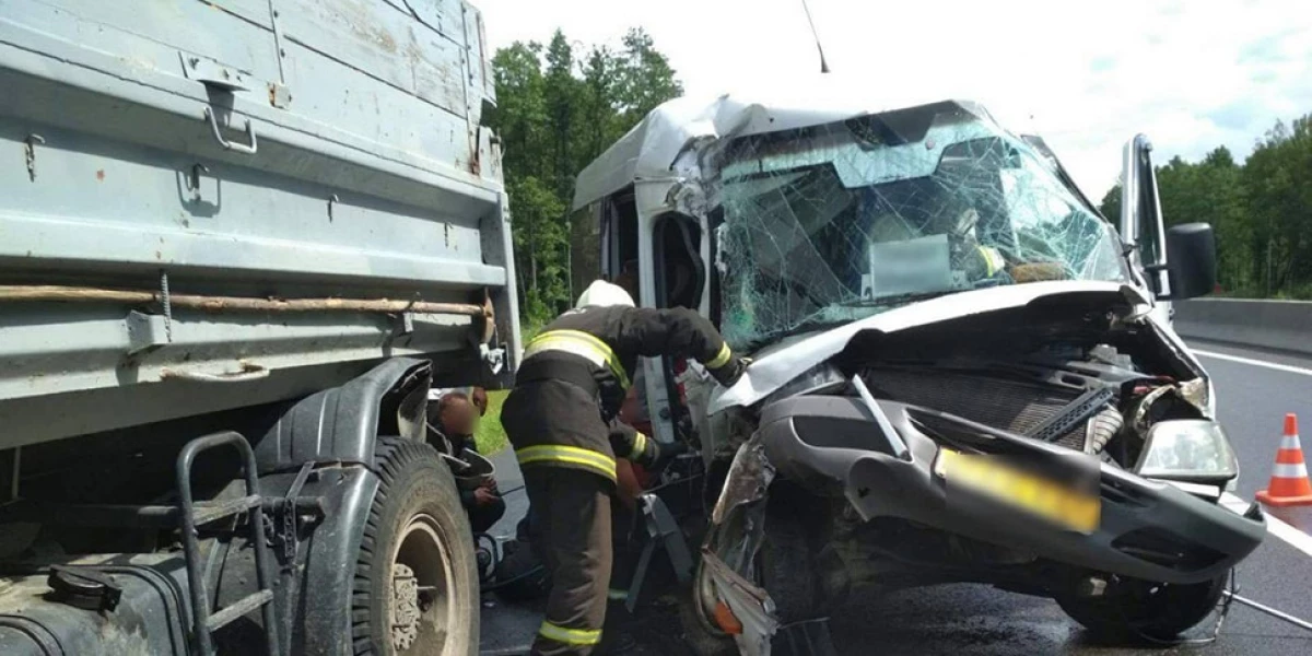 A minibusz vezetője elaludt, és egy teherautóba zuhant. Ítélet, hét áldozattal való baleset esetén 24299_1