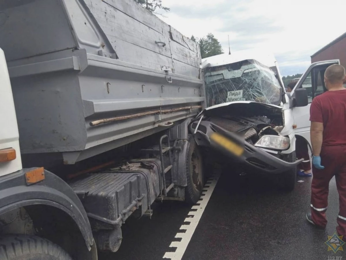 Shoferi i minibus ra në gjumë dhe u rrëzua në një kamion. Aktgjykim në rastin e një aksidenti me shtatë viktima 24299_5